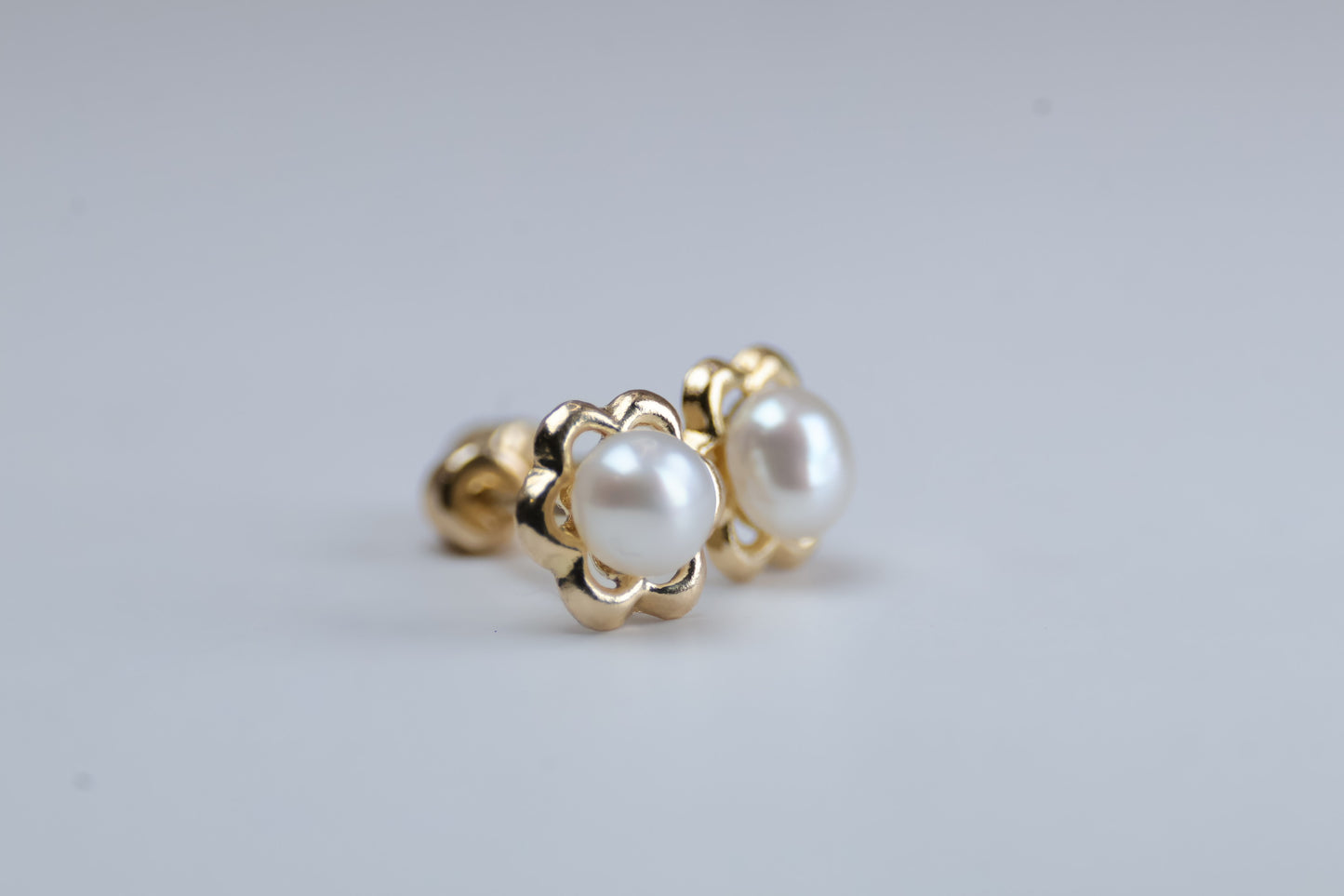 Broqueles MiniMargarita con Perla en Oro Amarillo 14k  Cod.19464 3mm