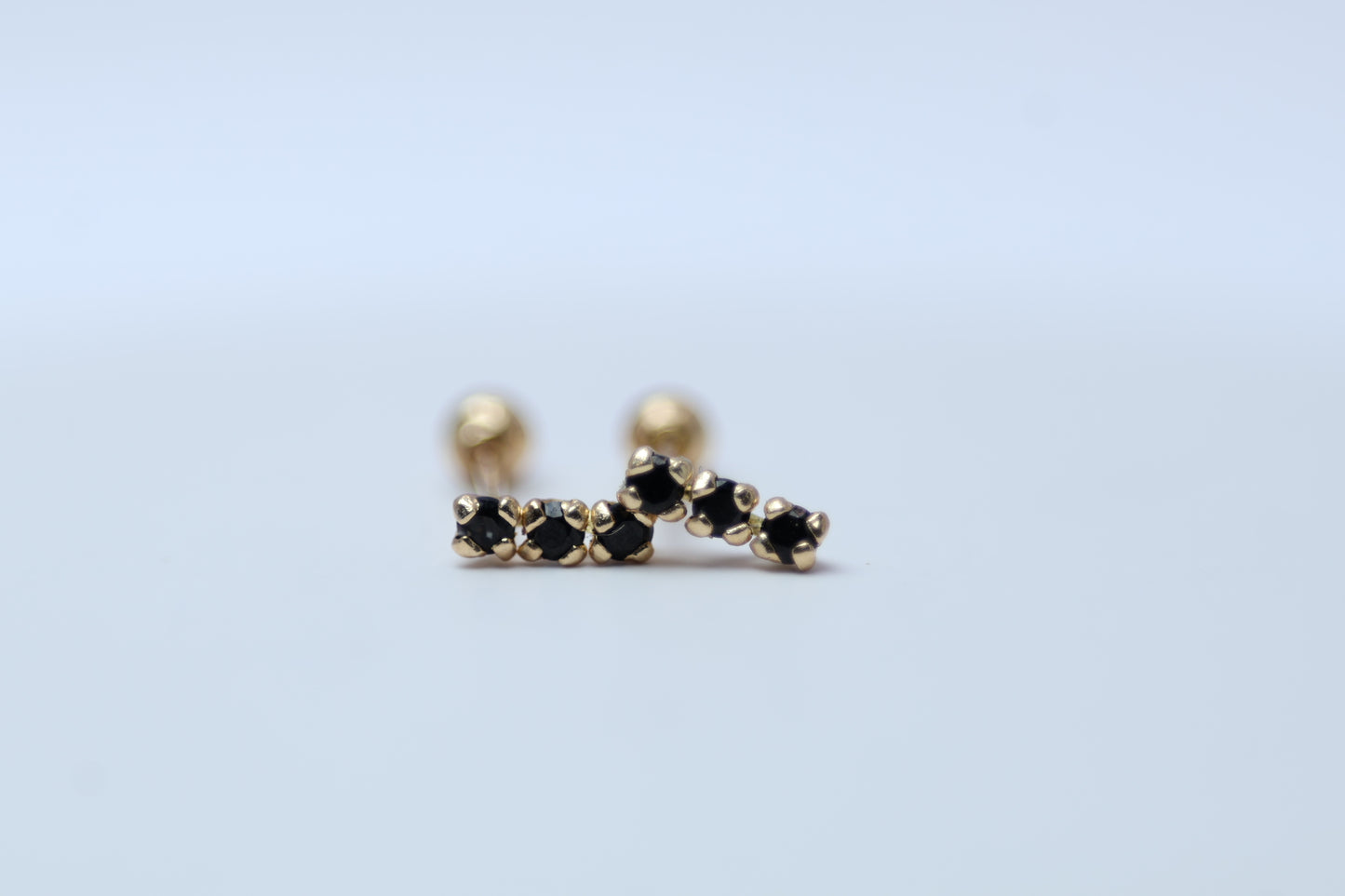 Broqueles Linea con Circonia Negra en Oro Amarillo 10k Cod.1919-12 5.5mm