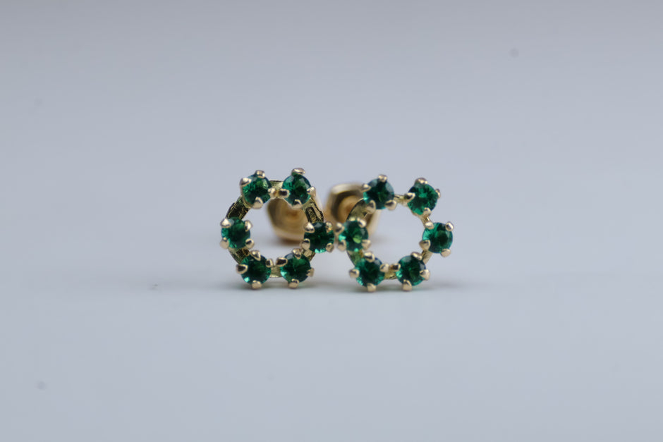 Broqueles Circulo con Circonias Verde en Oro Amarillo 10k Cod.1919-31 5.5mm