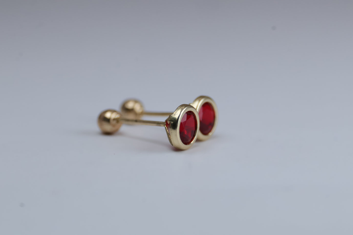 Broqueles Recto Bisel con Oro Amarillo 10k con Circonia Roja Cod.1919-32 4.5mm