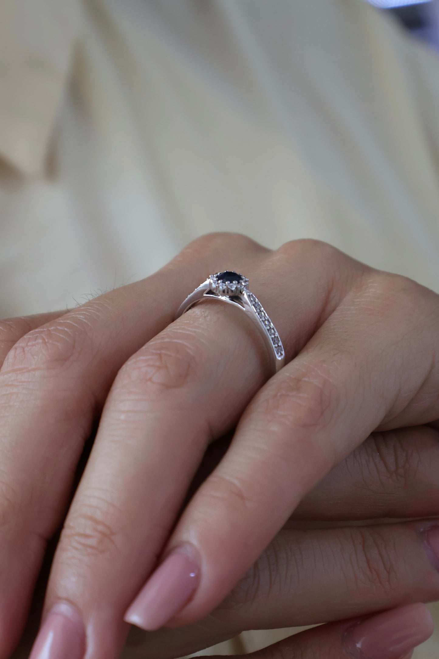 Anillo Cira en Oro Blanco 14k con Zafiro 0.30 ct