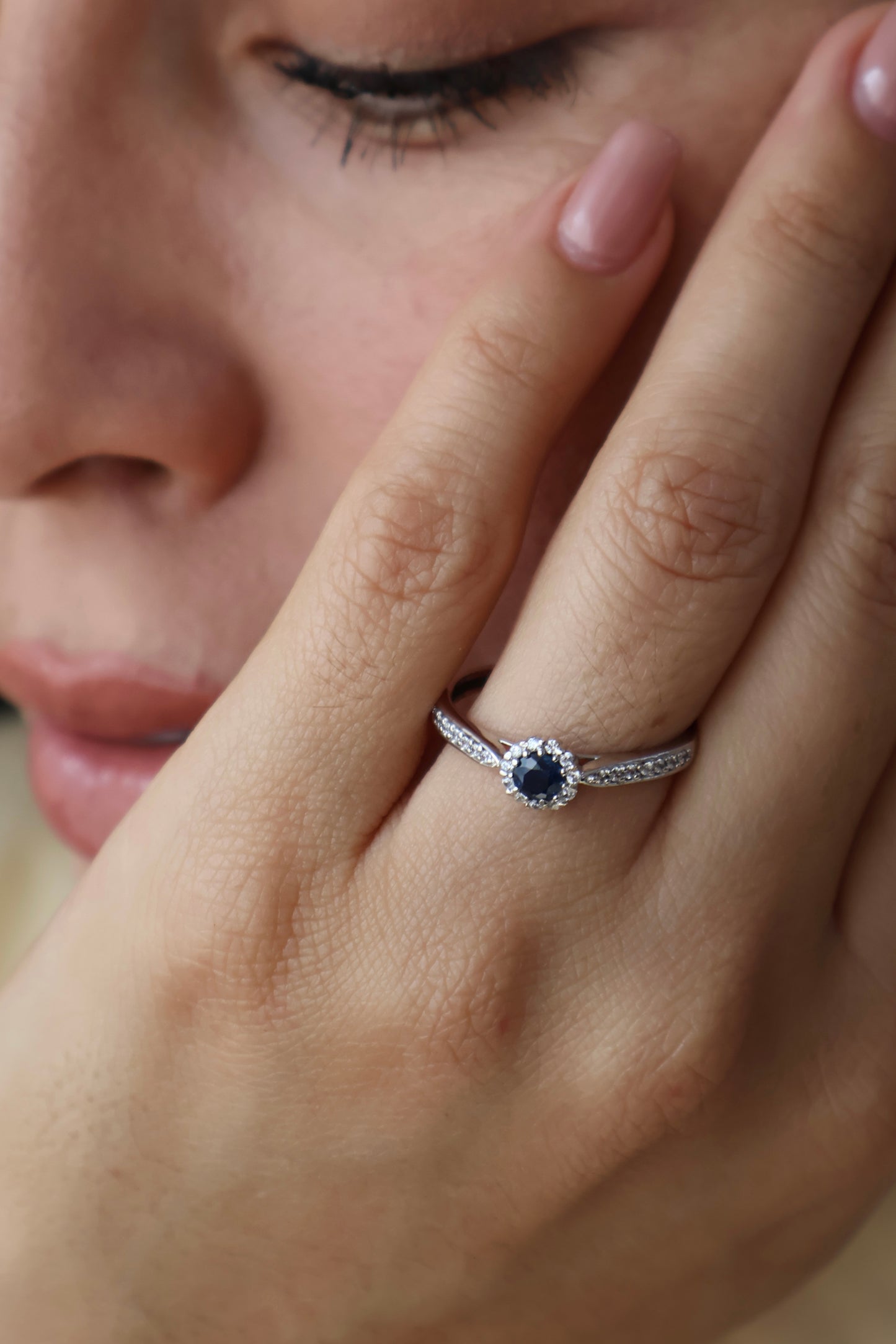 Anillo Cira en Oro Blanco 14k con Zafiro 0.30 ct
