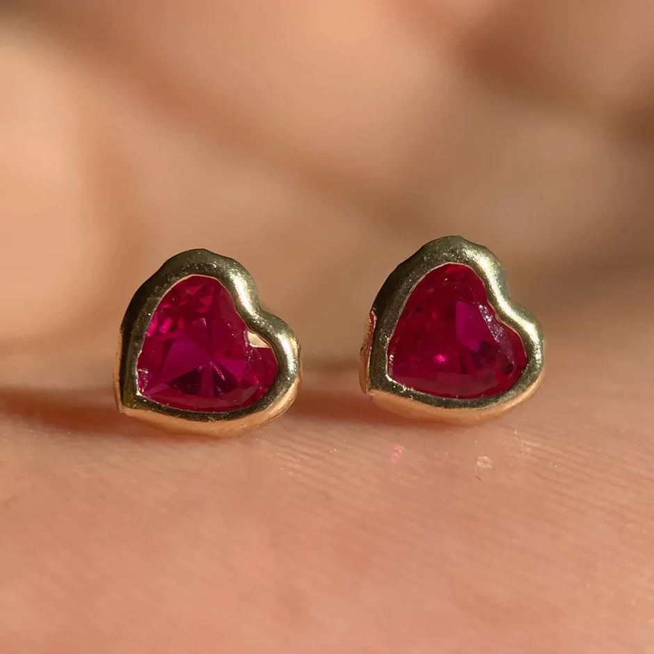 Broqueles Corazon Biselado en oro Amarillo 10k con Circonia Roja Cod.BRO268 ROJO