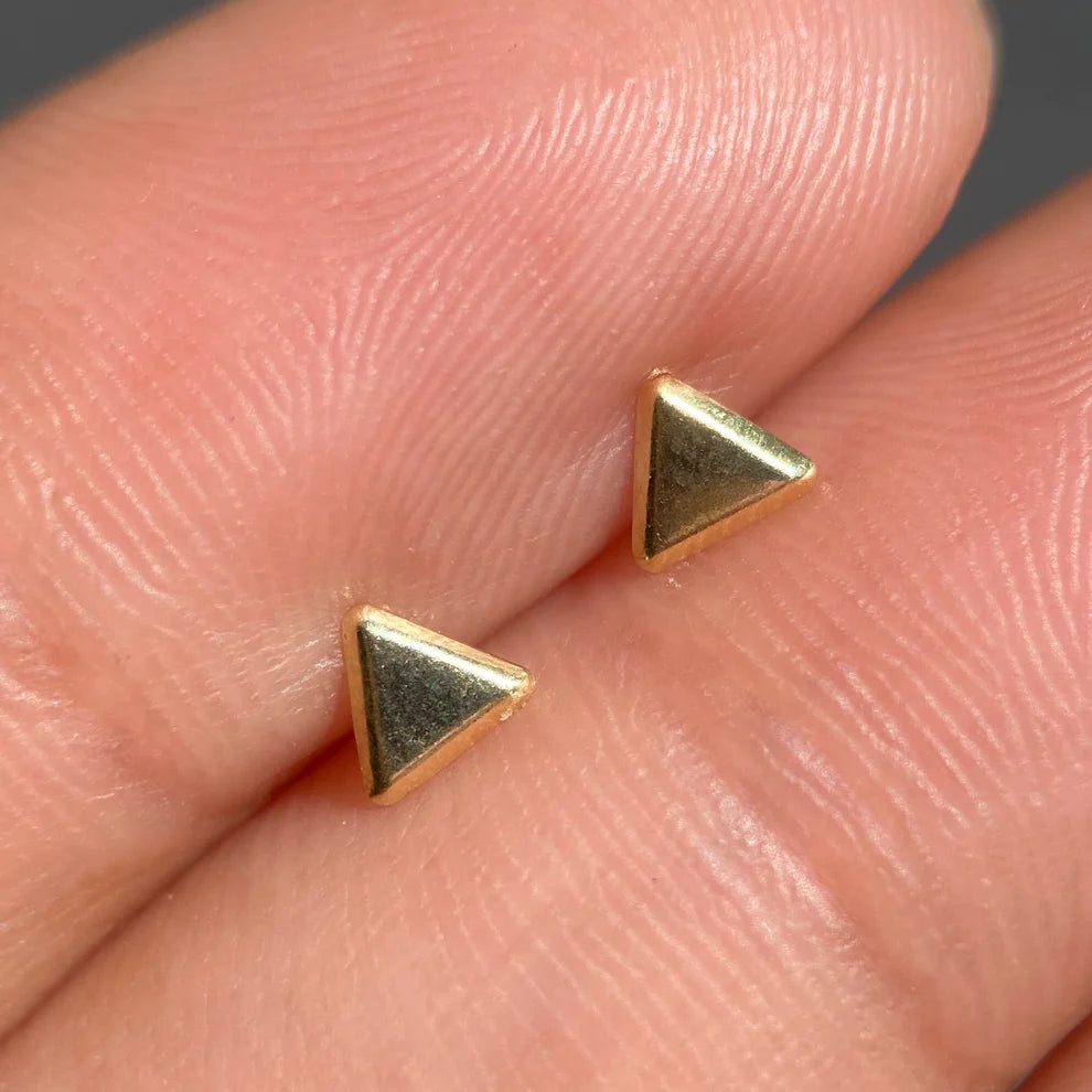 Broqueles Triangulo Liso en Oro Amarillo 10k Cod.BRO319 4mm