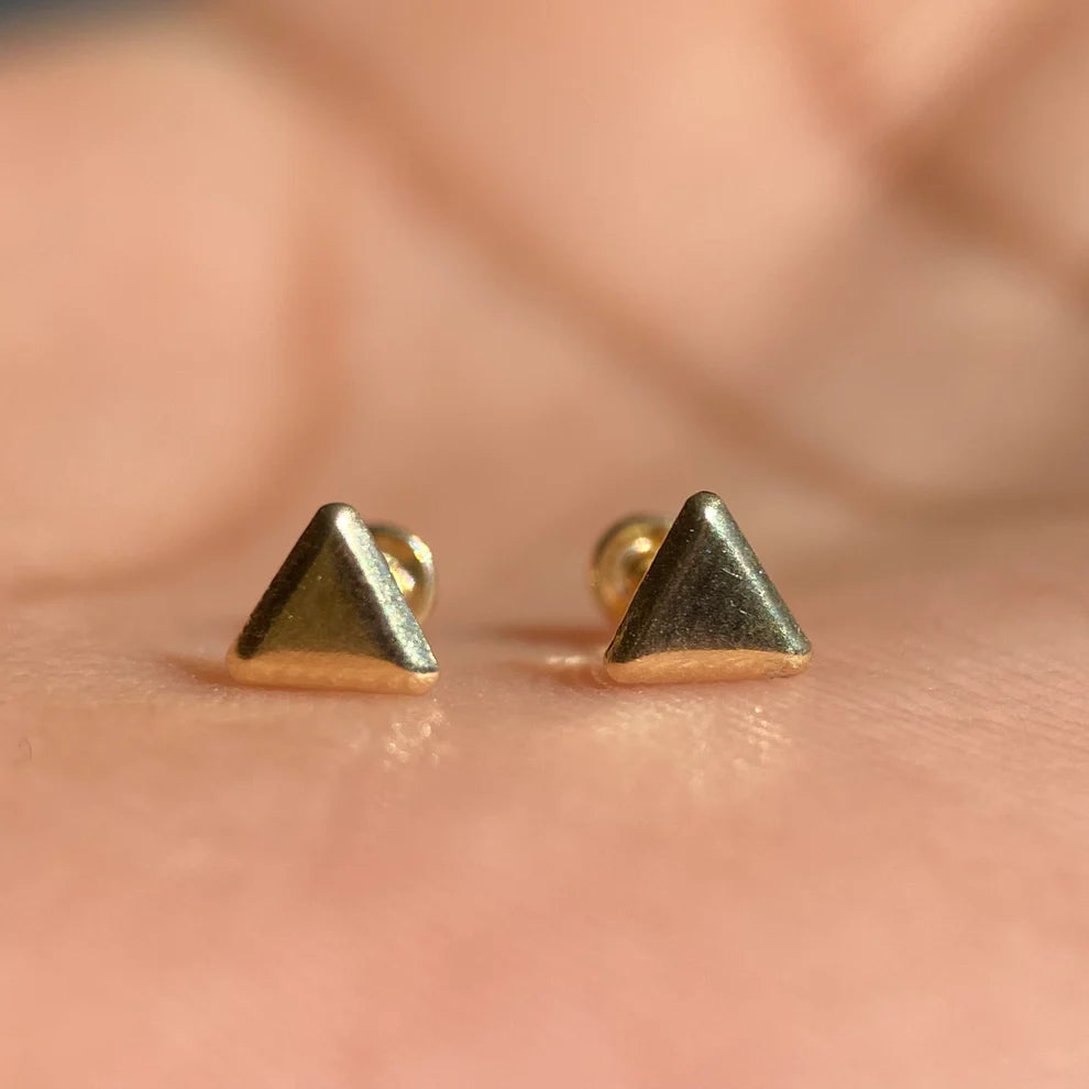 Broqueles Triangulo Liso en Oro Amarillo 10k Cod.BRO319 4mm