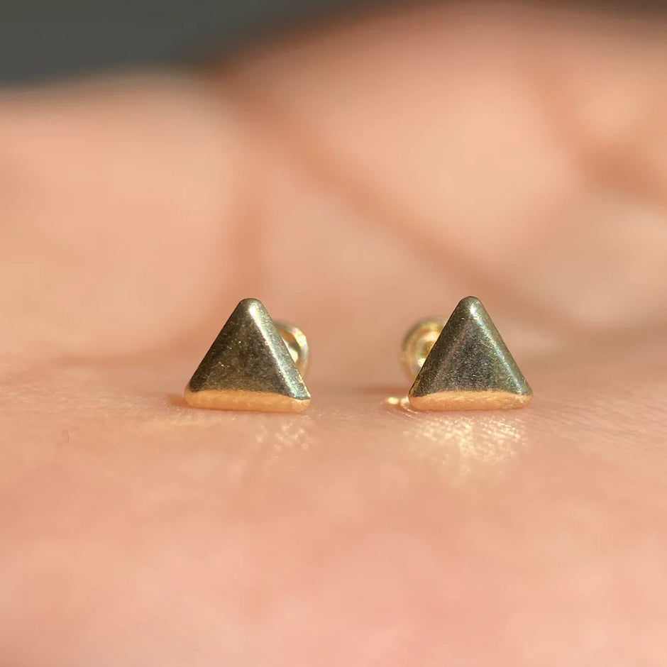 Broqueles Triangulo Liso en Oro Amarillo 10k Cod.BRO319 4mm