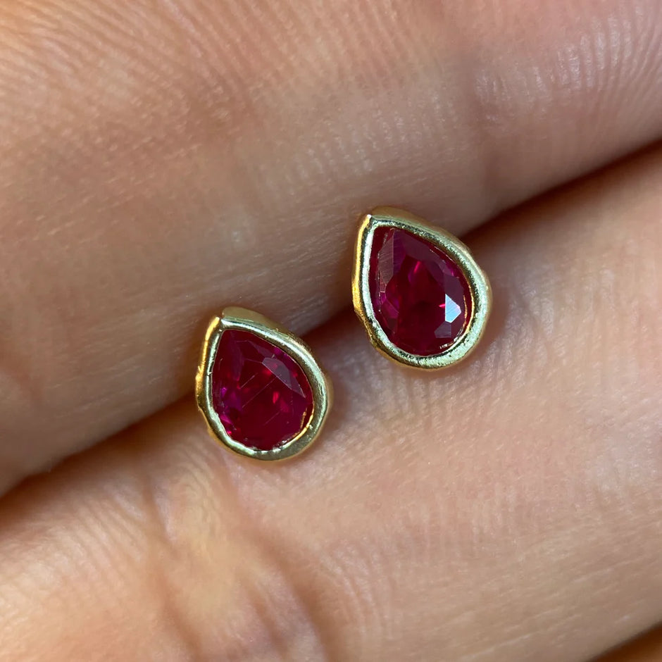 Broqueles Gota Bisel en Oro Amarillo 10k con Circonia Roja Cod.BRO217