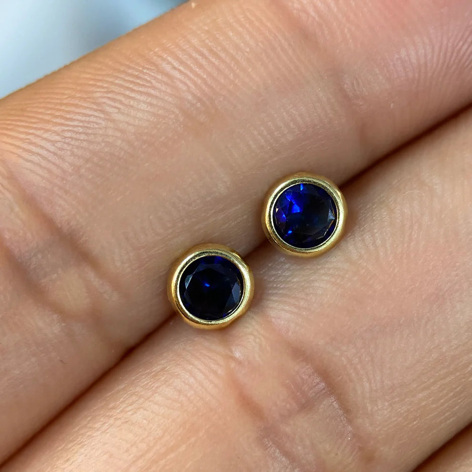 Broqueles Recto en Oro Amarillo 10k con Circonia Azul Rey Cod.BROML001 5.5MM