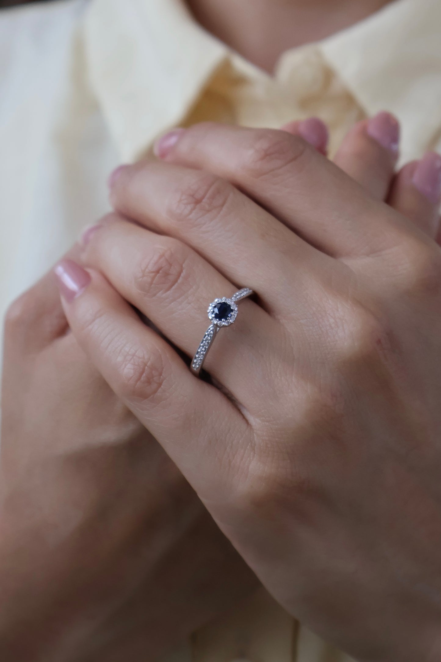 Anillo Cira en Oro Blanco 14k con Zafiro 0.30 ct