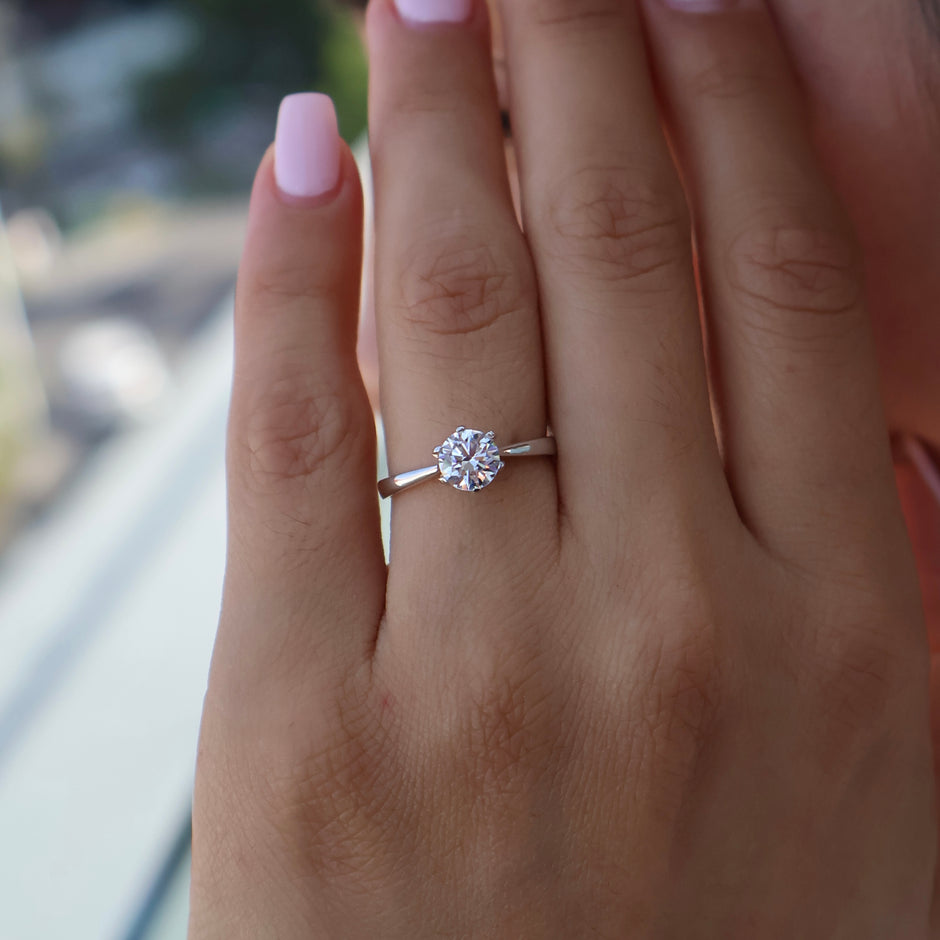 Anillo en Oro Blanco 10k con Circonias Mod. 16010