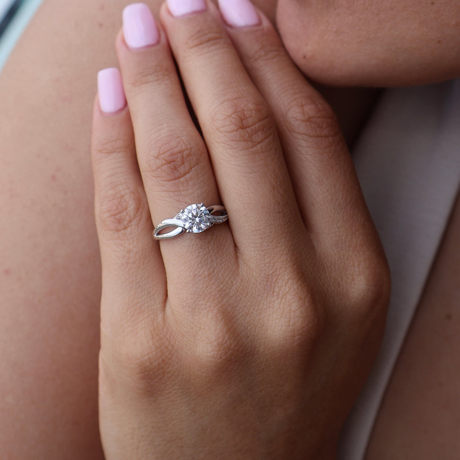 Anillo en Oro Blanco 10k con Circonias Mod. 16009