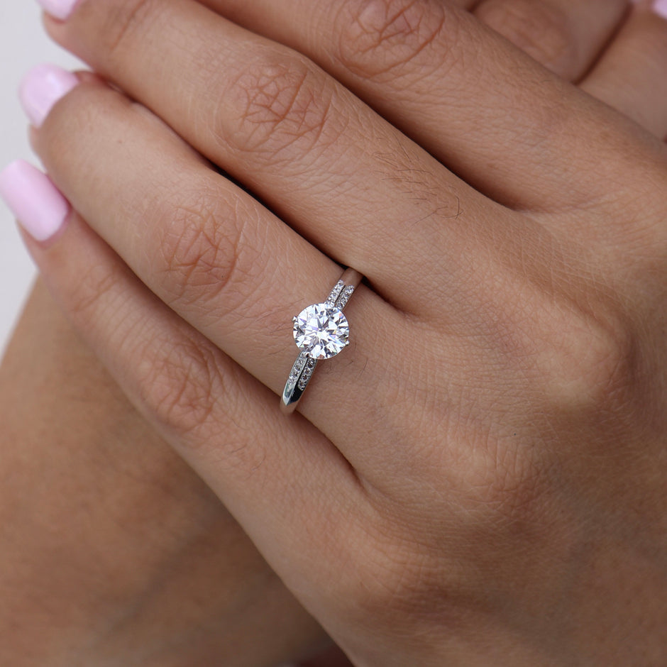 Anillo en Oro Blanco 10k con Circonias Mod. 16011