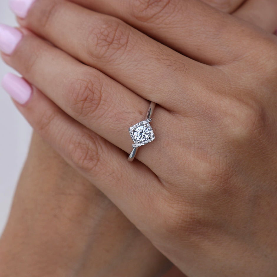 Anillo en Oro Blanco 14k con Circonias Mod.16016