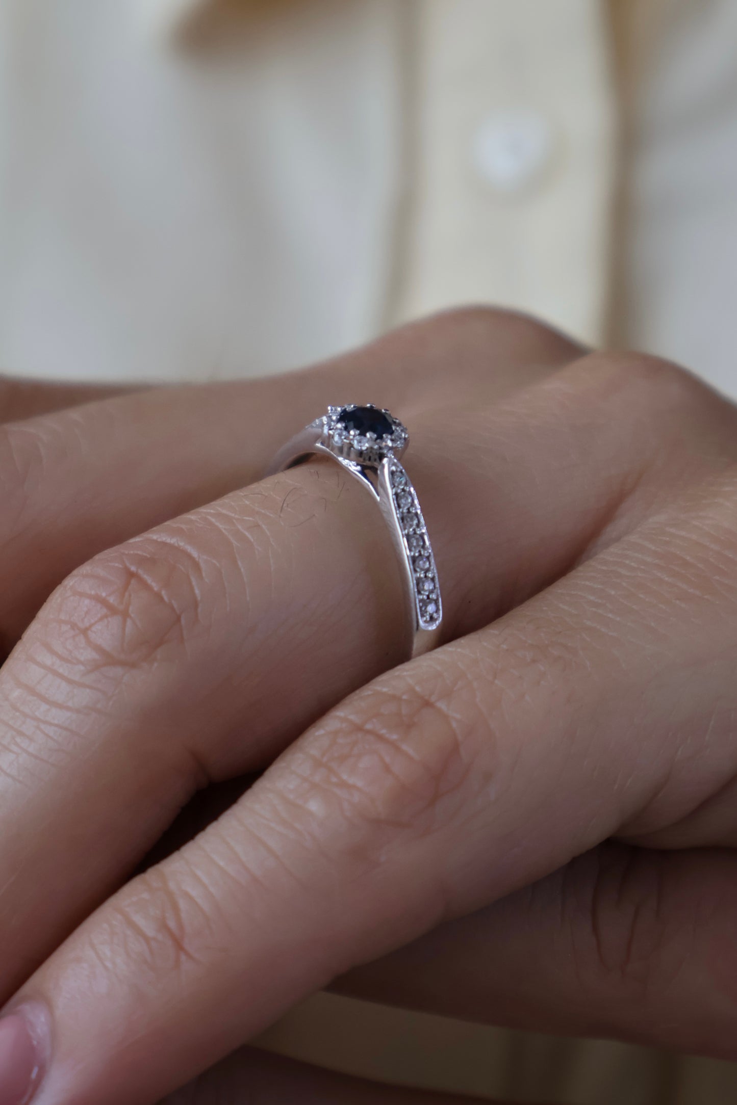 Anillo Cira en Oro Blanco 14k con Zafiro 0.30 ct