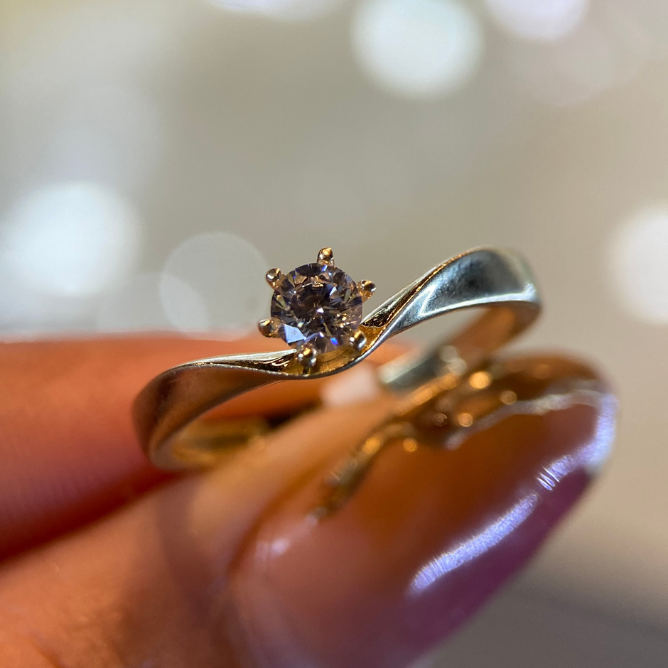 Anillo de compromiso en oro