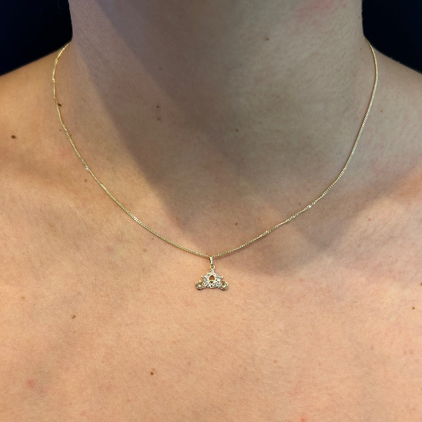 Collar Carruaje con circonias en oro amarillo 10k Disney®️ (50cm)