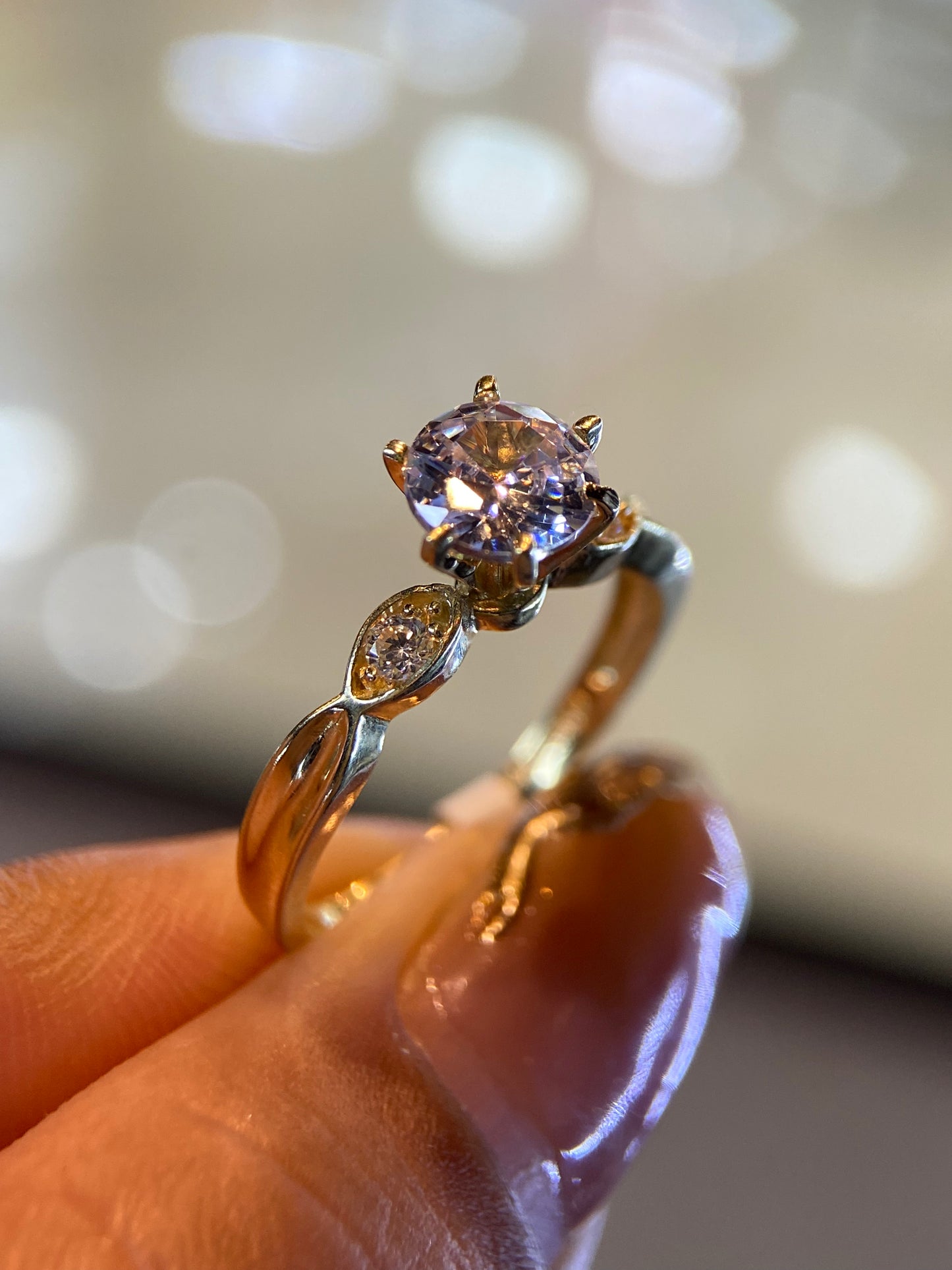 Anillo en Oro Amarillo 10k con Circonias Mod. 15228