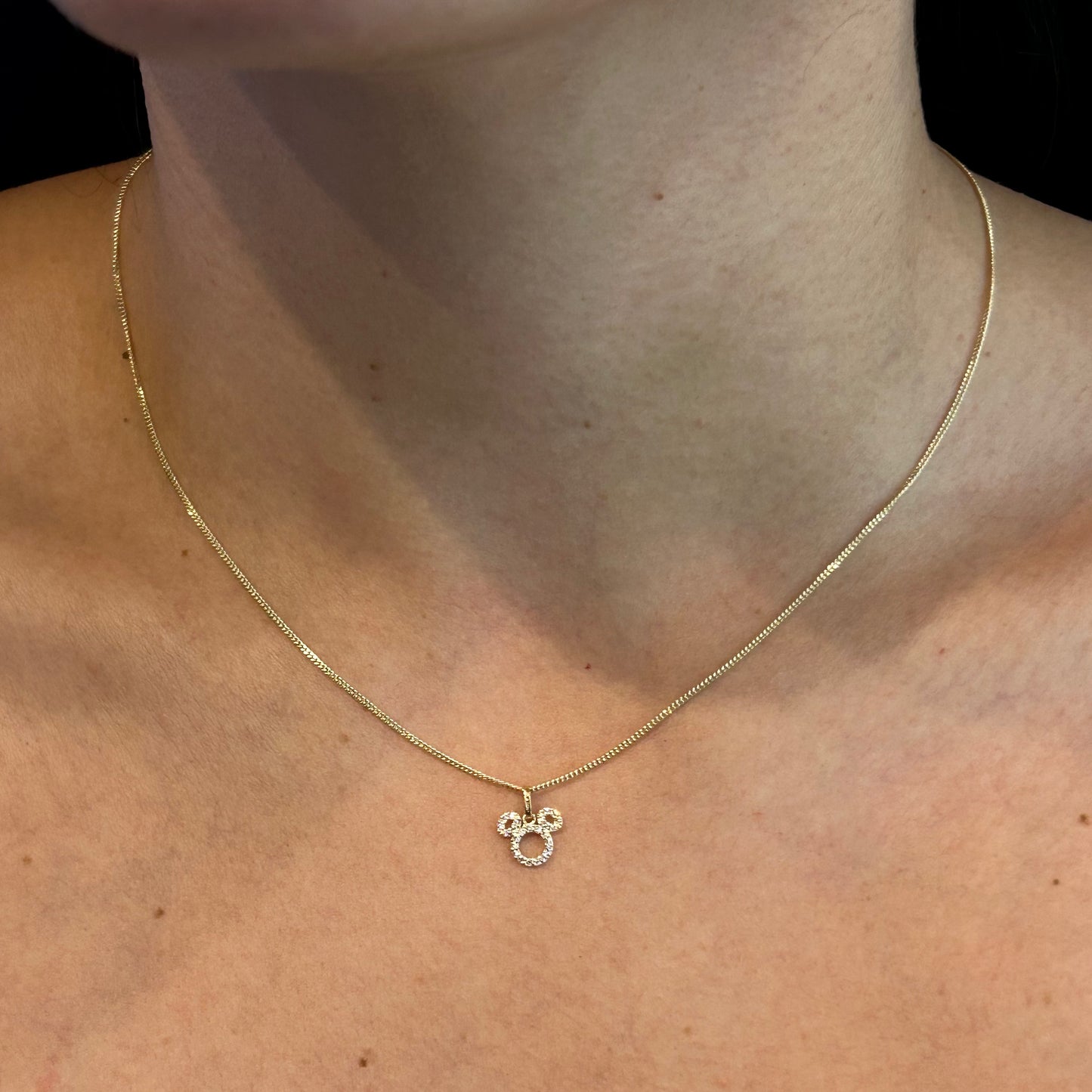Collar Mickey silueta con circonias en oro amarillo 10k Disney®️ (50cm)