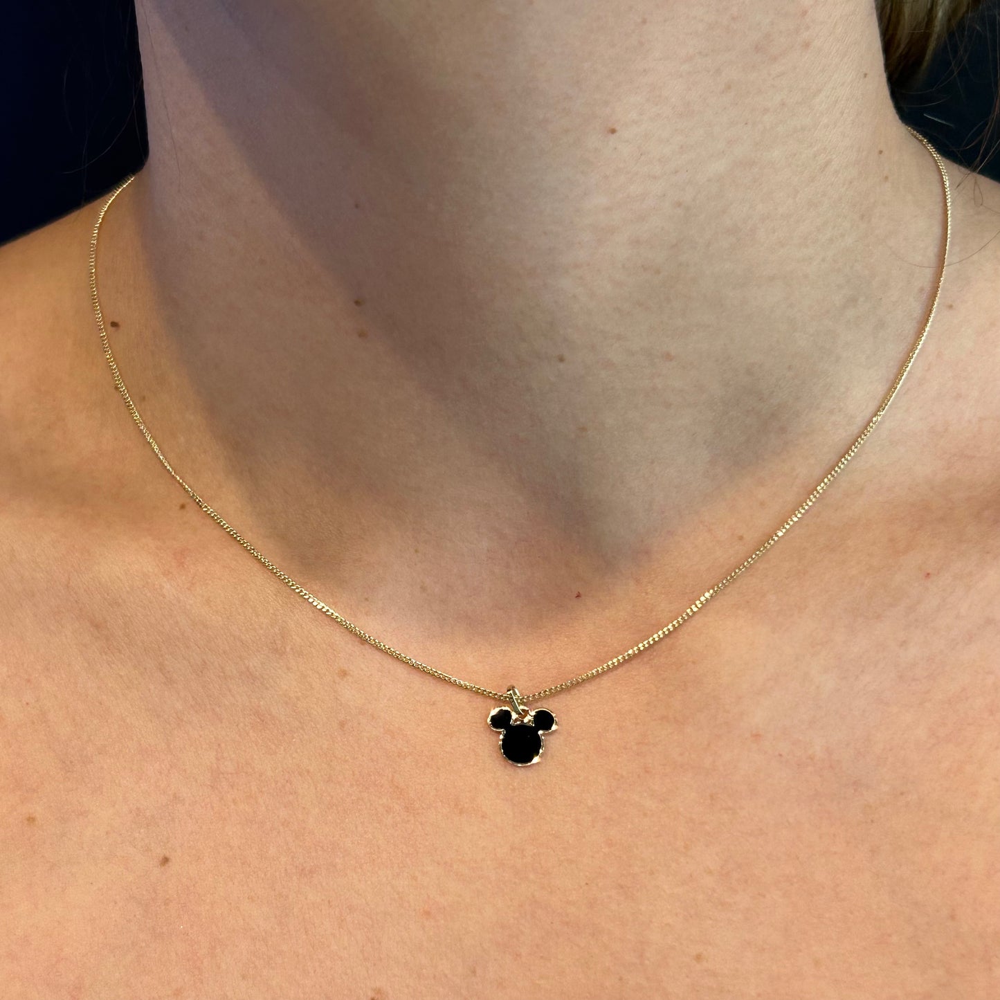 Collar Mickey esmaltado en oro amarillo 10k Disney®️ (50cm)