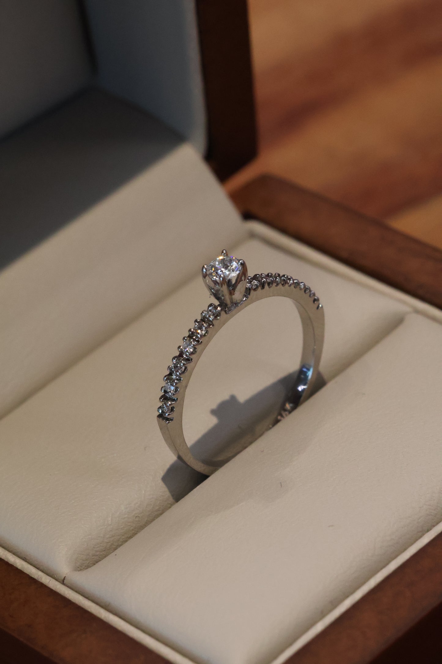 Anillo OF2171 en oro blanco 14k con diamante natural .10cts .10L