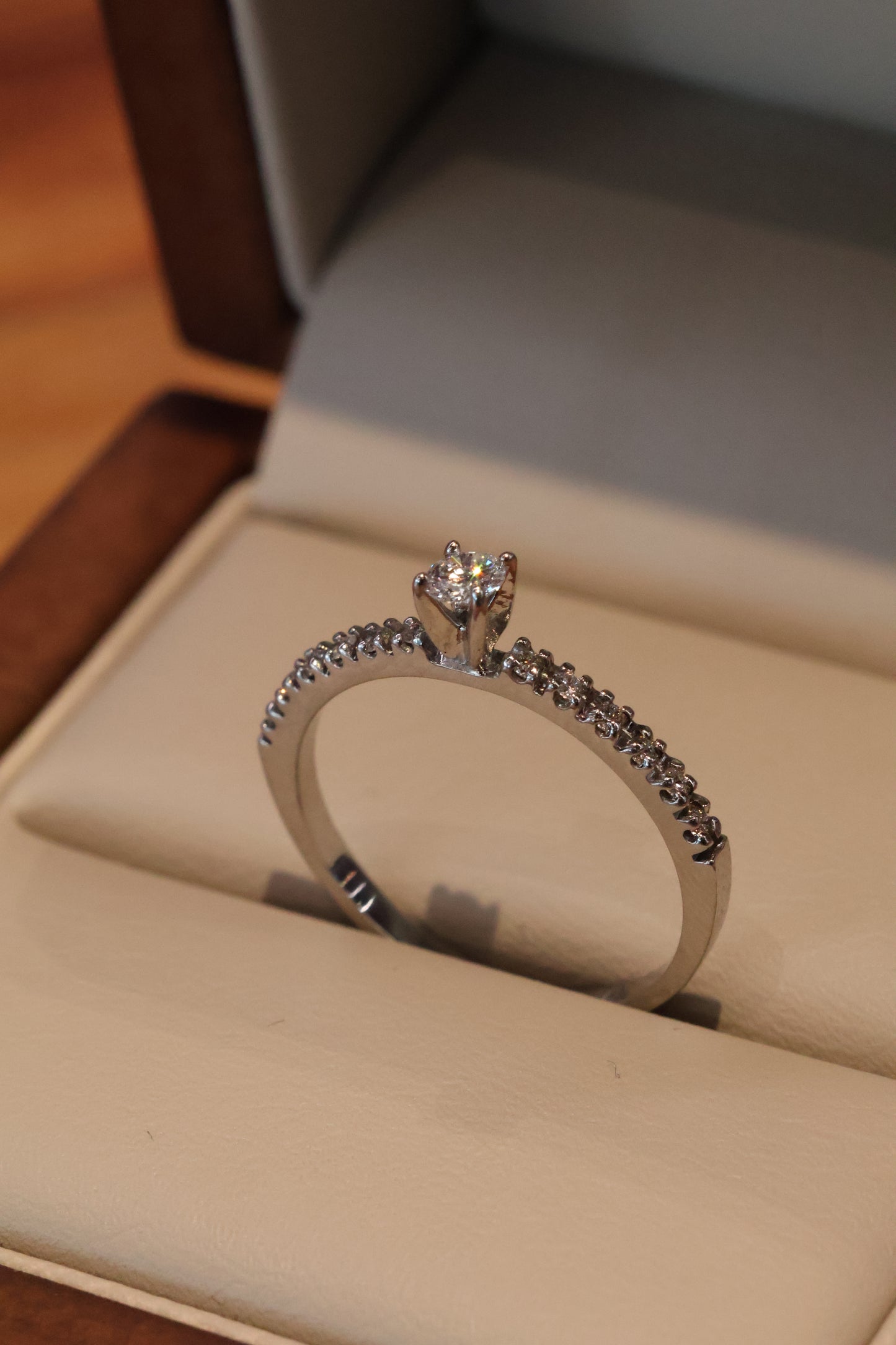 Anillo OF2171 en oro blanco 14k con diamante natural .10cts .10L