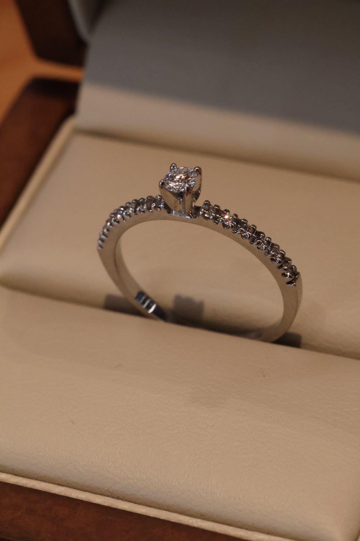 Anillo OF2171 en oro blanco 14k con diamante natural .10cts .10L