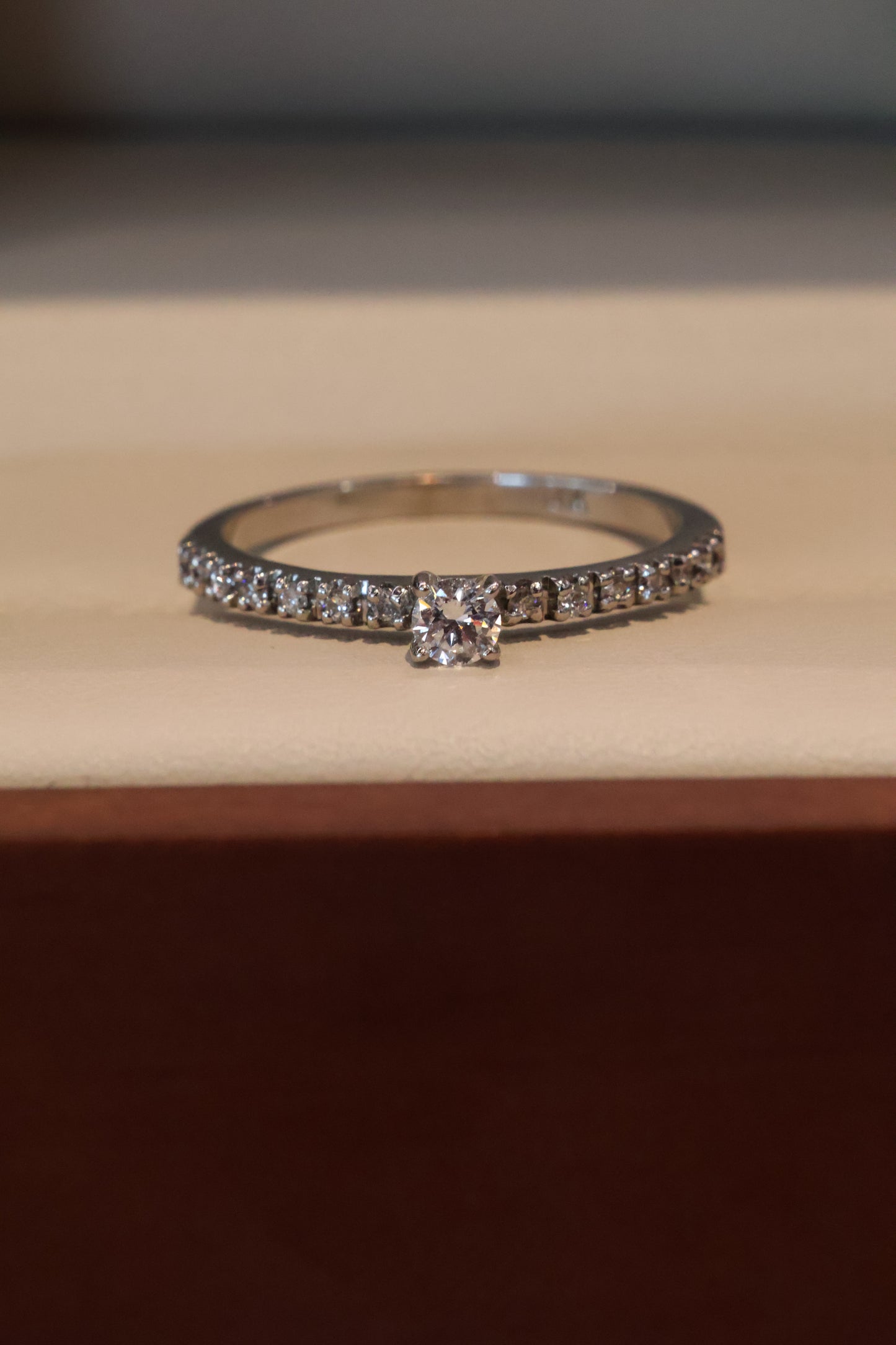 Anillo OF2171 en oro blanco 14k con diamante natural .10cts .10L