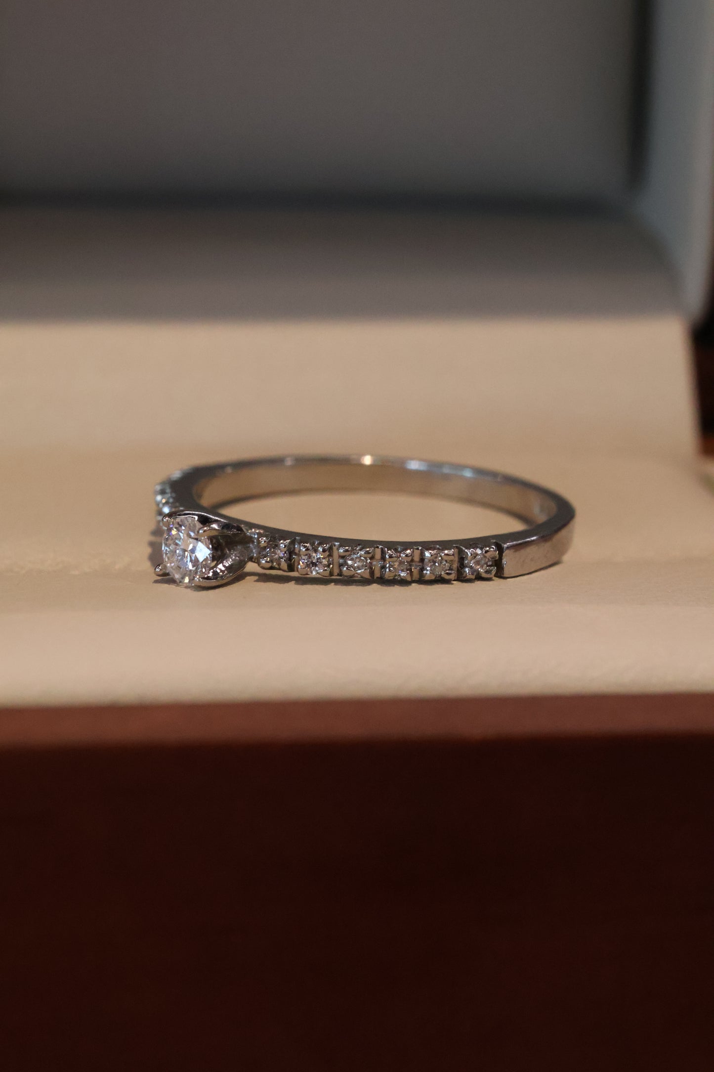 Anillo OF2171 en oro blanco 14k con diamante natural .10cts .10L