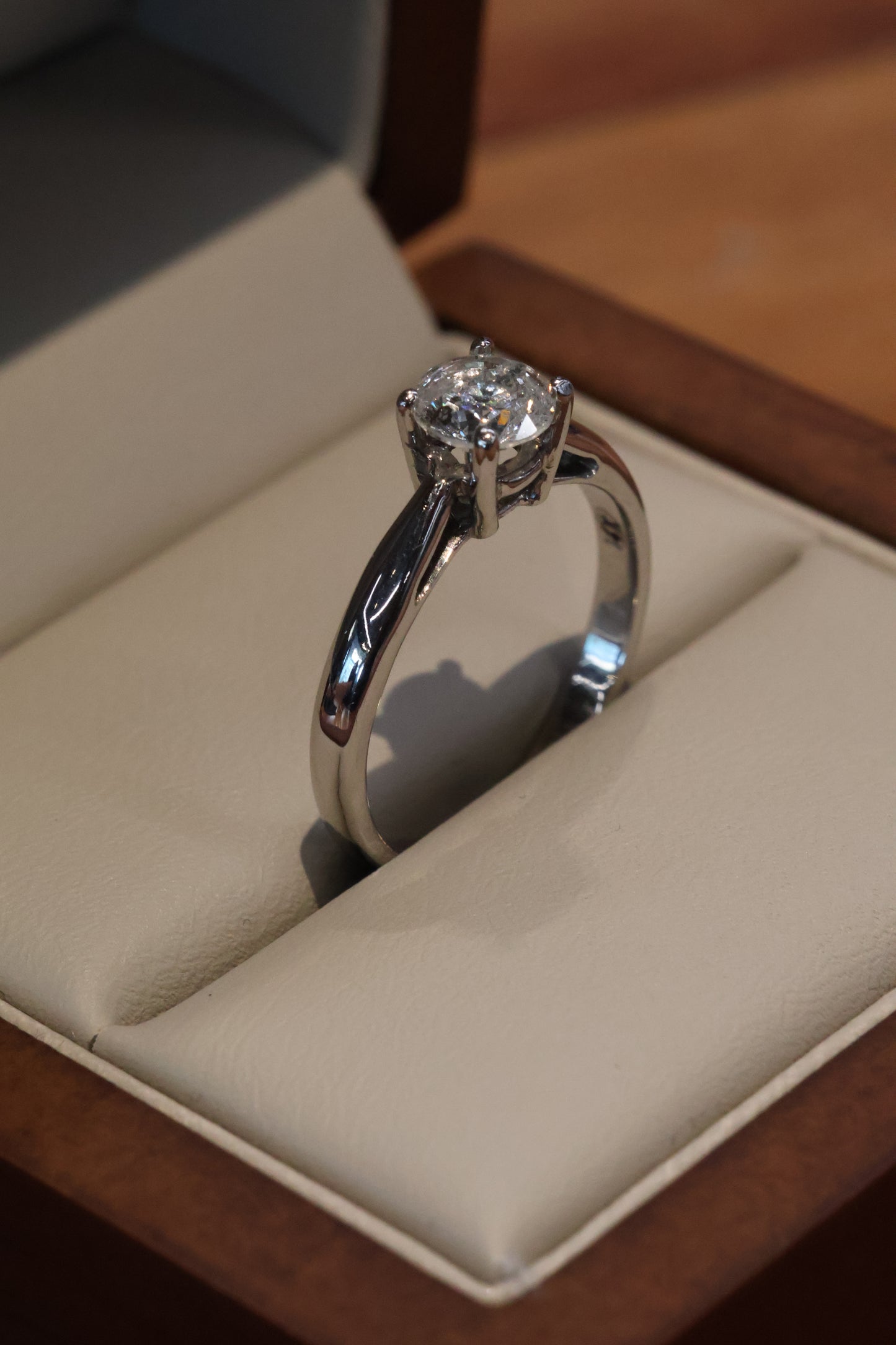 Anillo OF1637 en oro blanco 14k con diamante natural .80cts