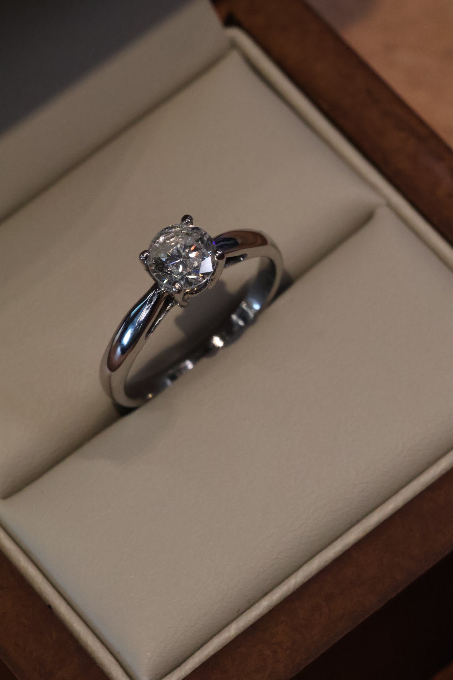 Anillo OF1637 en oro blanco 14k con diamante natural .80cts