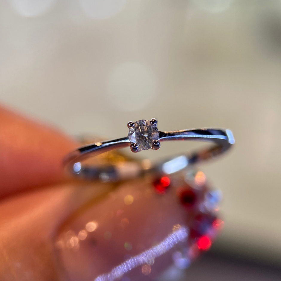 Anillo en Oro Blanco de 14k con Diamante natural .10cts  Mod: OF1960