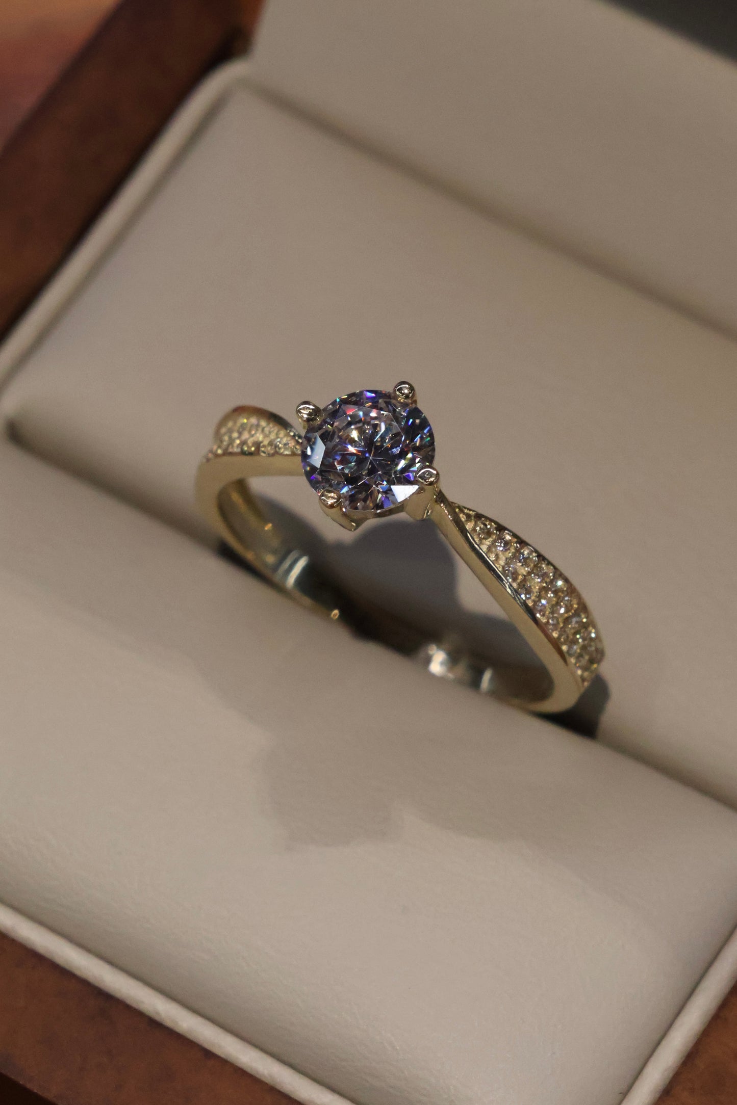 Anillo en Oro Amarillo 10k con Circonias Mod. 15642