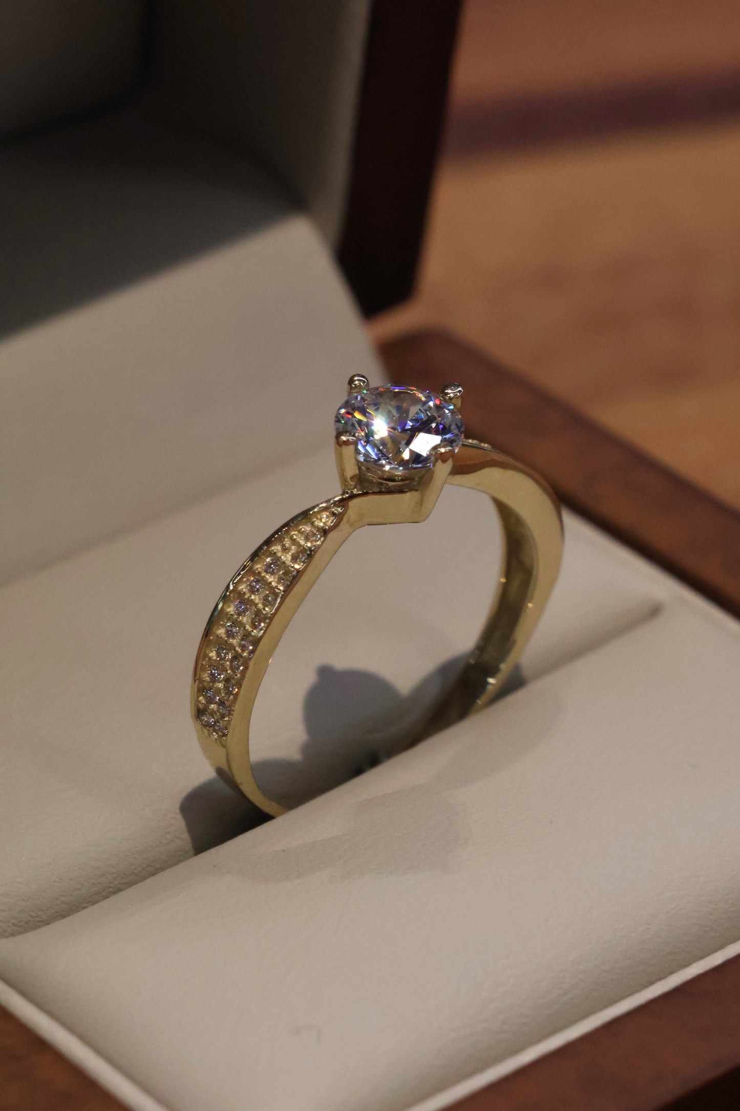 Anillo en Oro Amarillo 10k con Circonias Mod. 15642