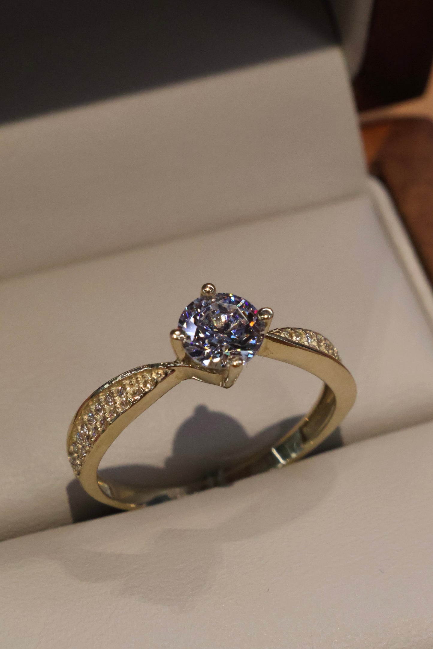 Anillo en Oro Amarillo 10k con Circonias Mod. 15642