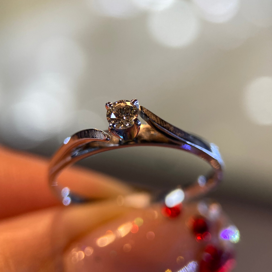 Anillo en Oro Blanco de 14k con Diamante Natural .14cts  Mod: OF1885