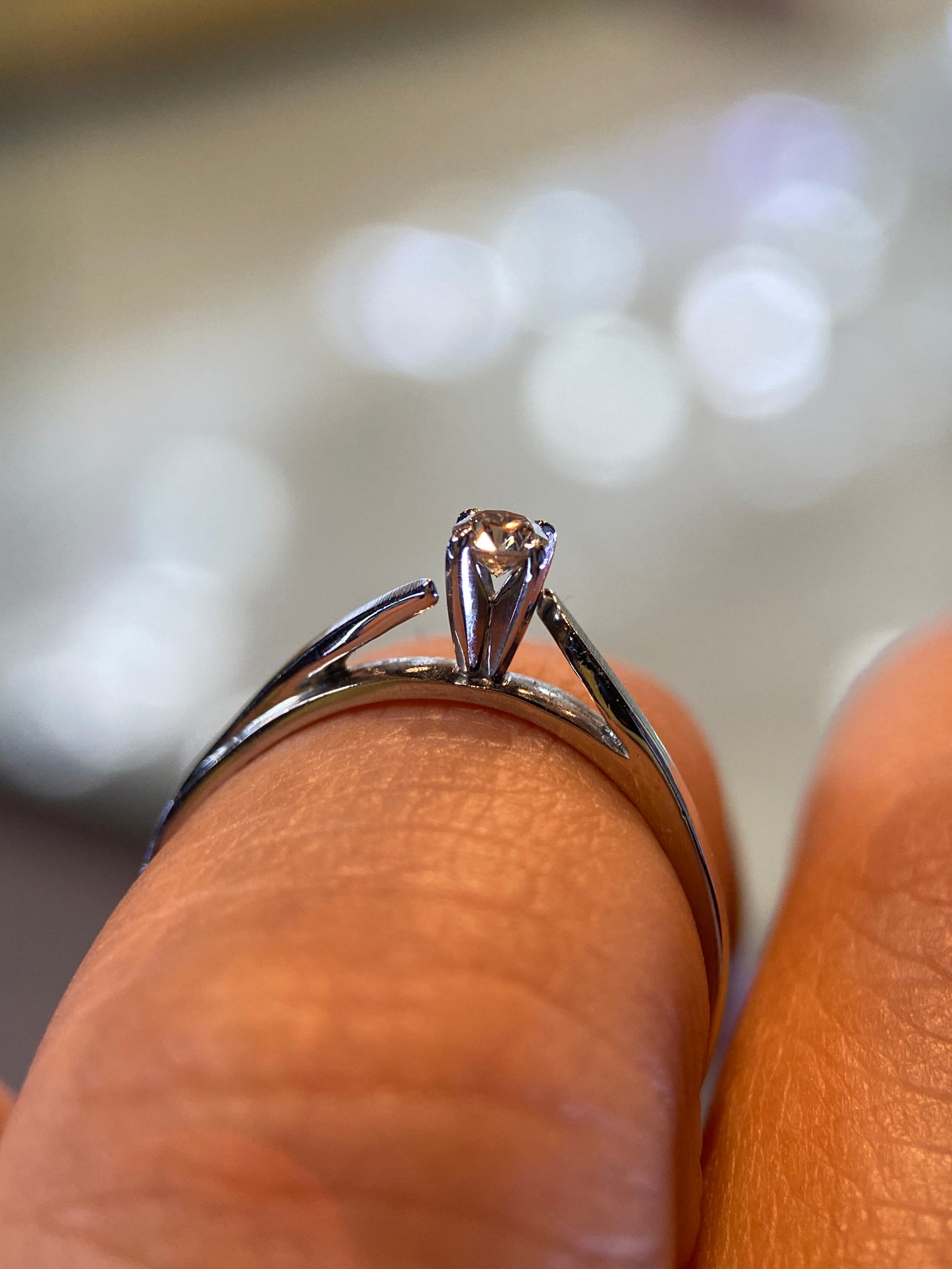 Anillo en Oro Blanco de 14k con Diamante Natural .14cts Mod: OF1885