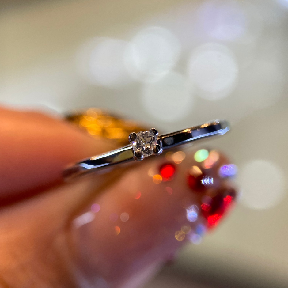 Anillo en Oro Blanco de 14k con Diamante Natural .06cts  Mod: OF2146