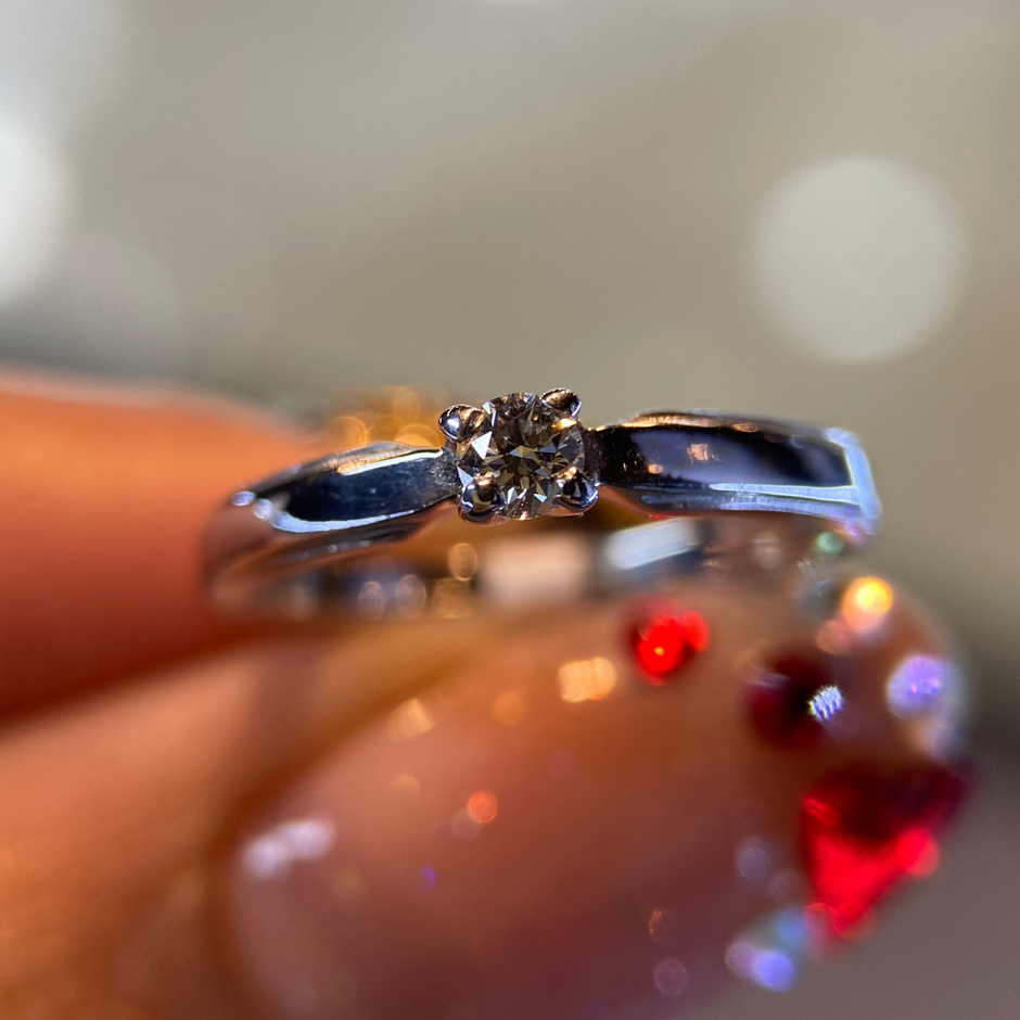 Anillo en Oro Blanco de 14k con Diamante Natural .10cts  Mod: OF1582