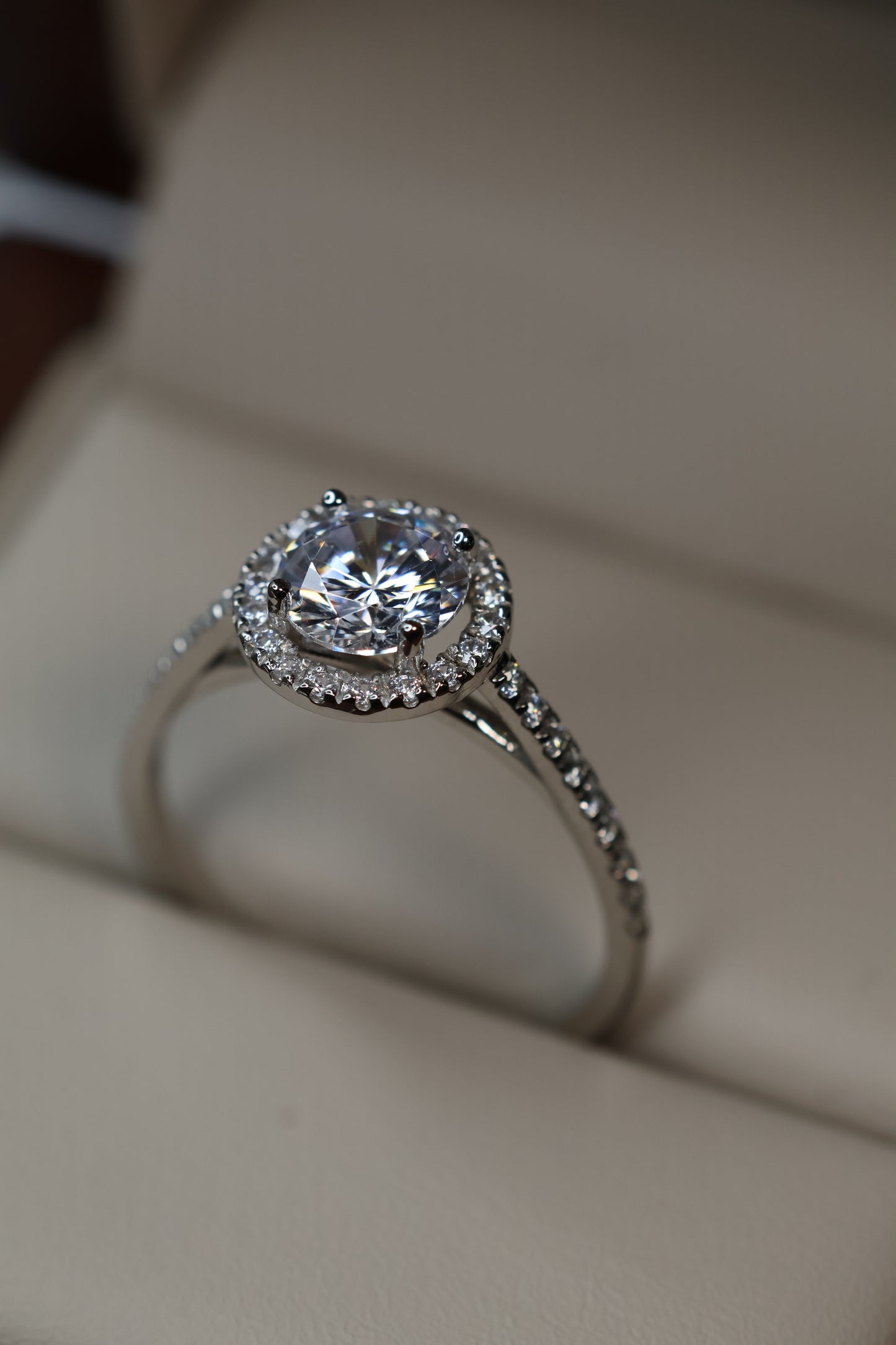 Anillo en Oro Blanco 14k con Circonias Mod.15896