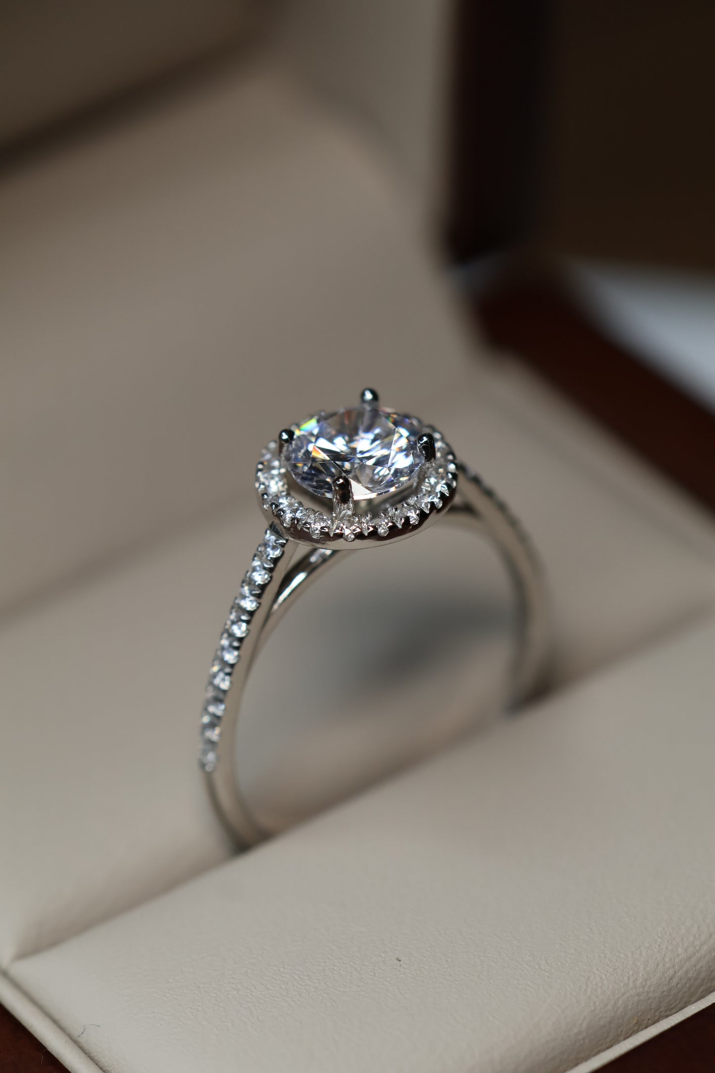 Anillo en Oro Blanco 14k con Circonias Mod.15896