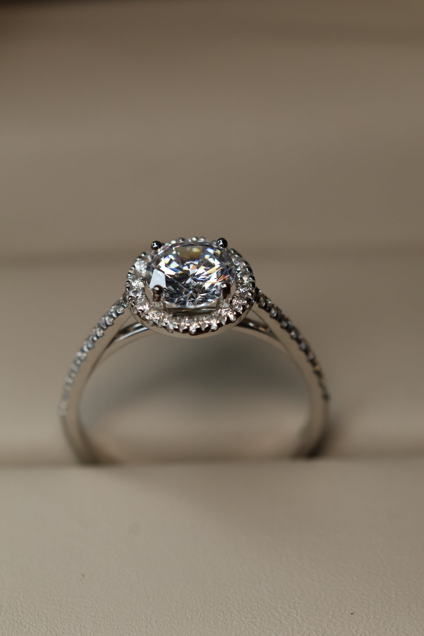 Anillo en Oro Blanco 14k con Circonias Mod.15896