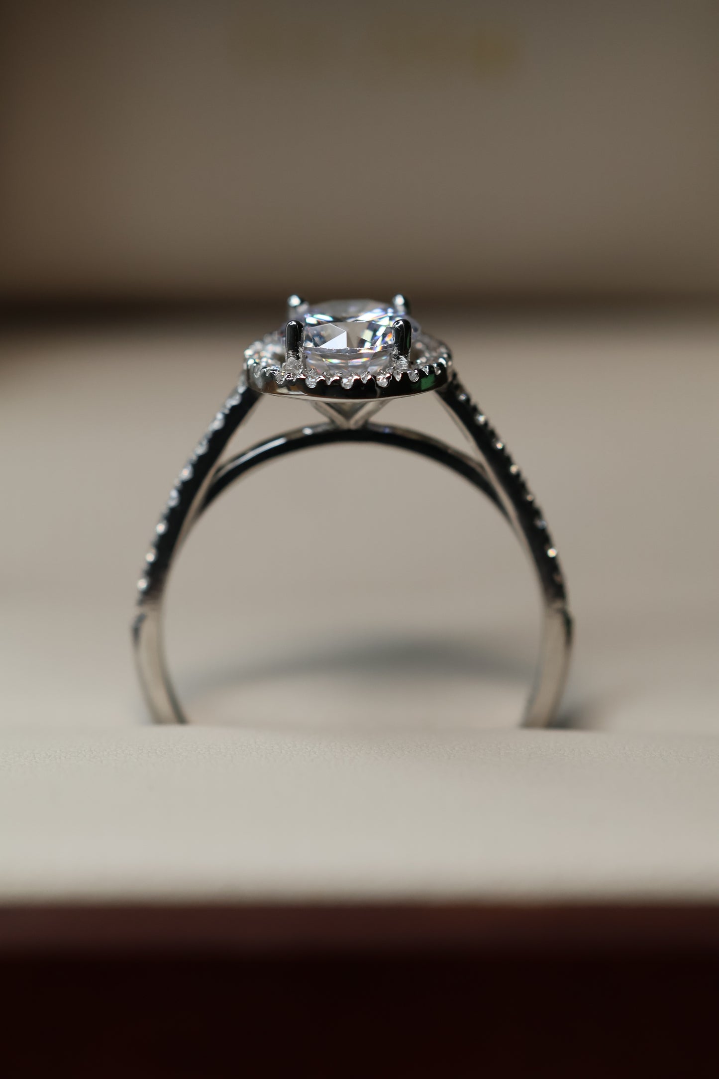 Anillo en Oro Blanco 14k con Circonias Mod.15896