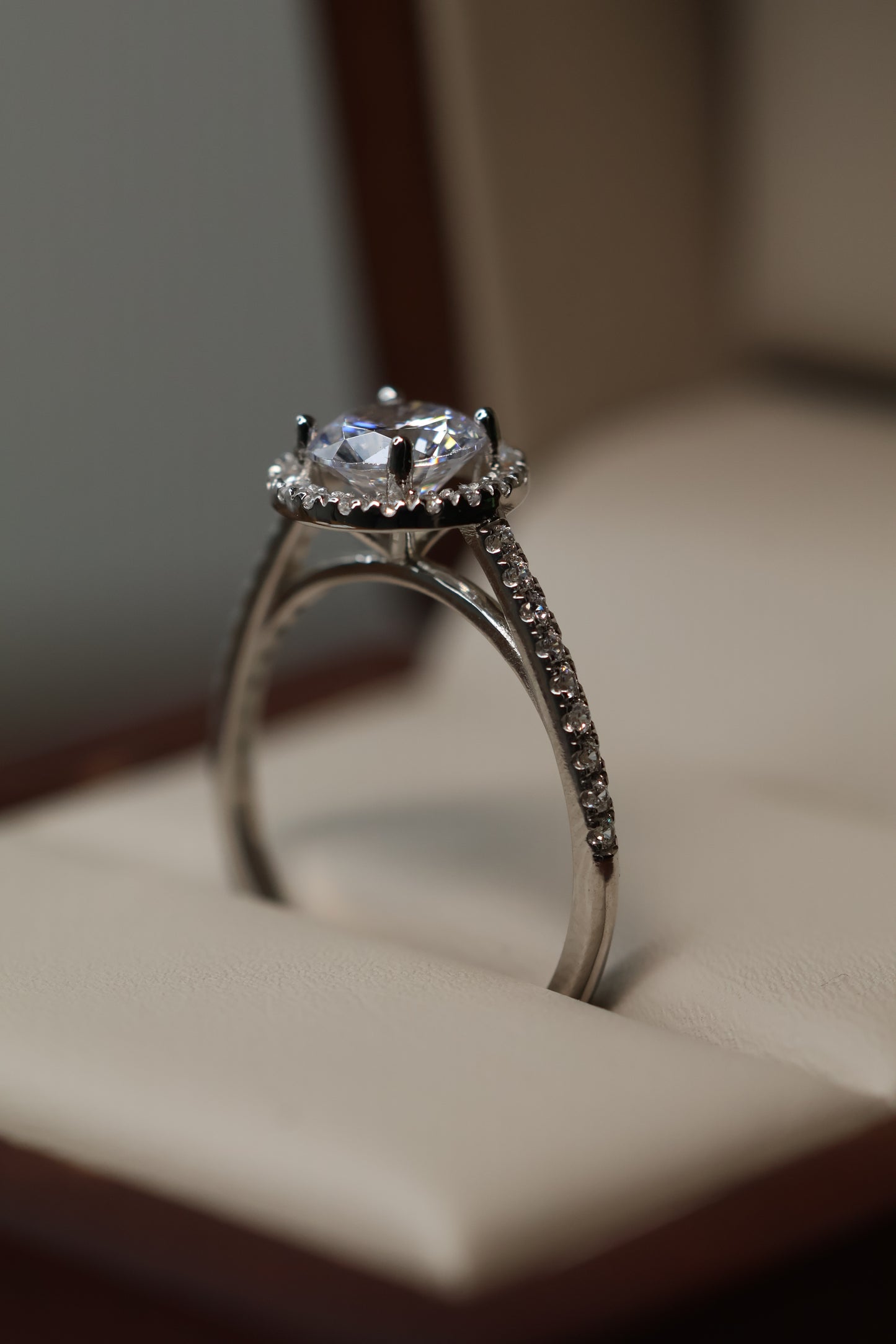 Anillo en Oro Blanco 14k con Circonias Mod.15896