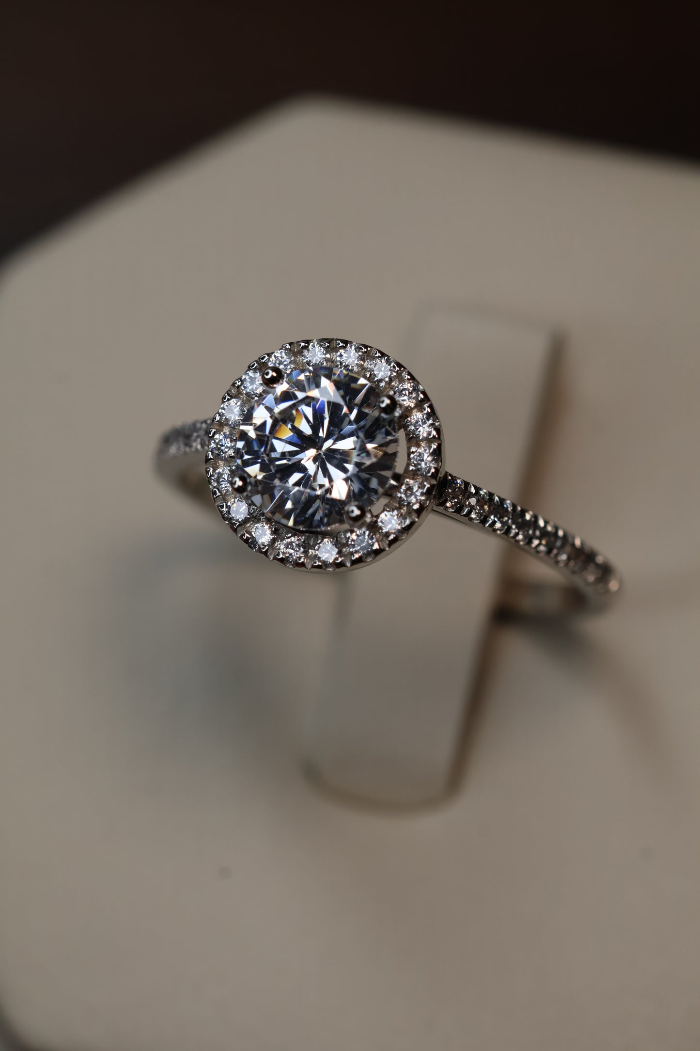 Anillo en Oro Blanco 14k con Circonias Mod.15896