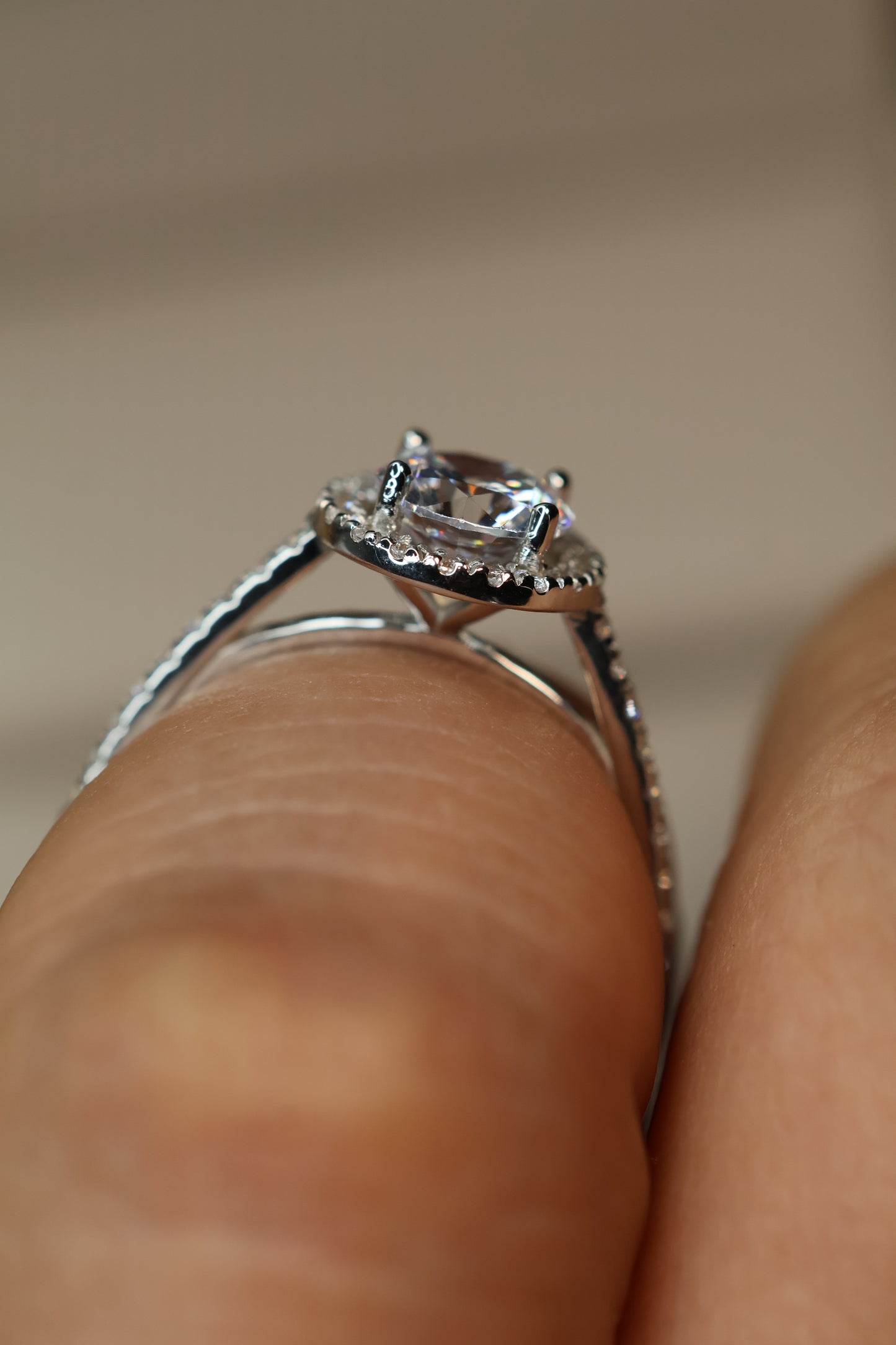 Anillo en Oro Blanco 14k con Circonias Mod.15896