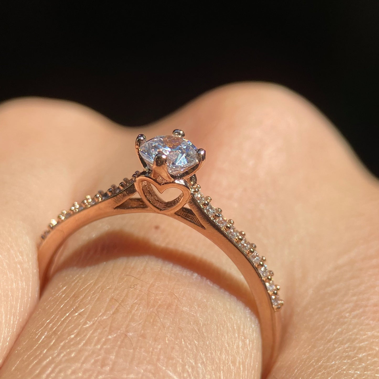 Anillo Arnel en oro rosa 10k con circonias