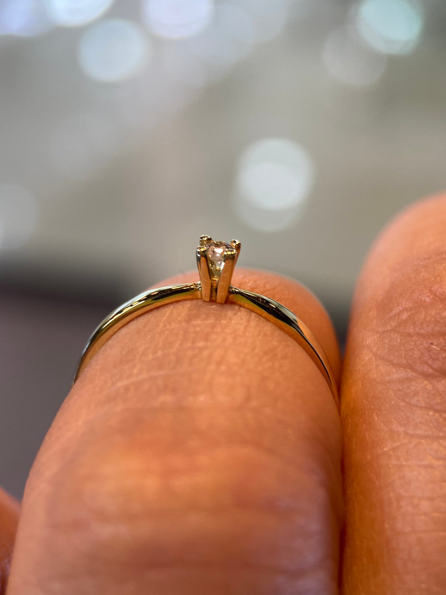 Anillo en Oro Amarillo de 14k con Diamante Natural .03cts Mod: OF2145