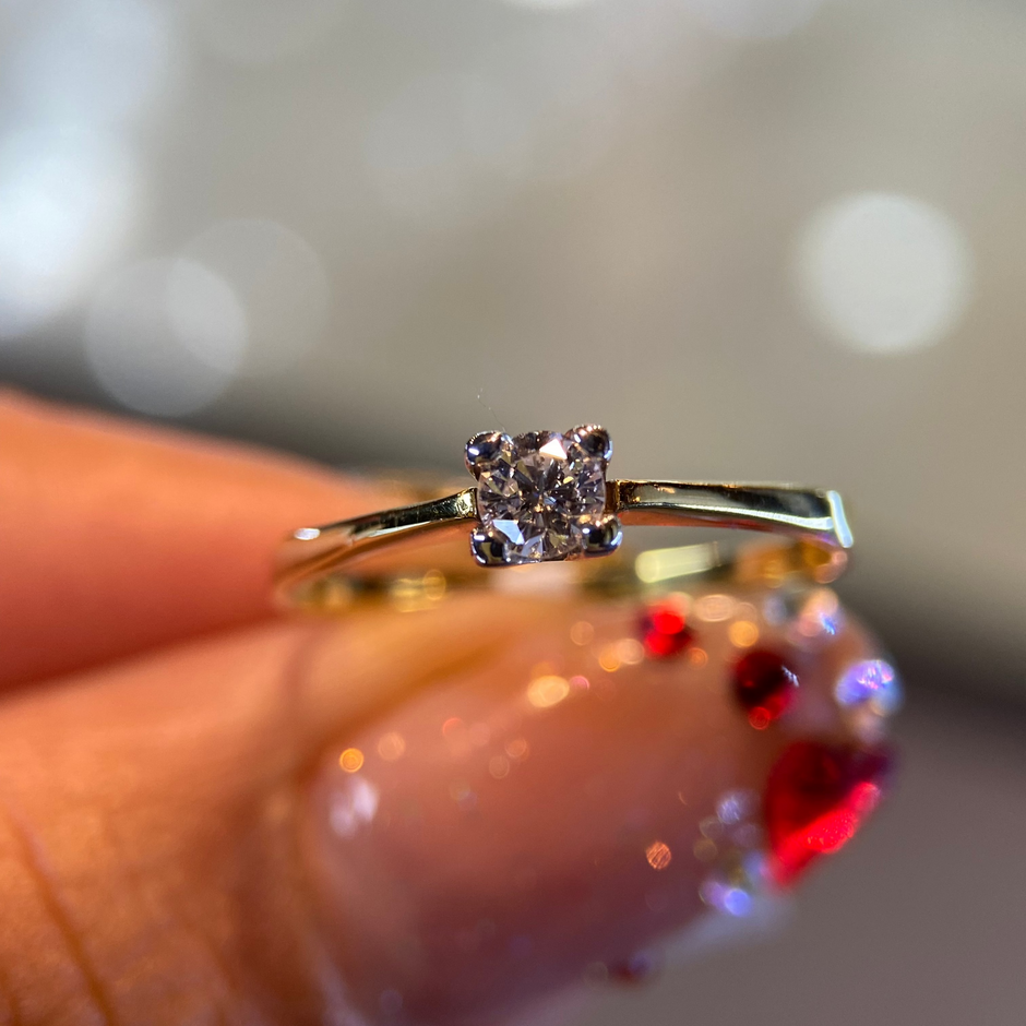 Anillo en Oro Amarillo 14k con Diamante Natural .18cts OF2160