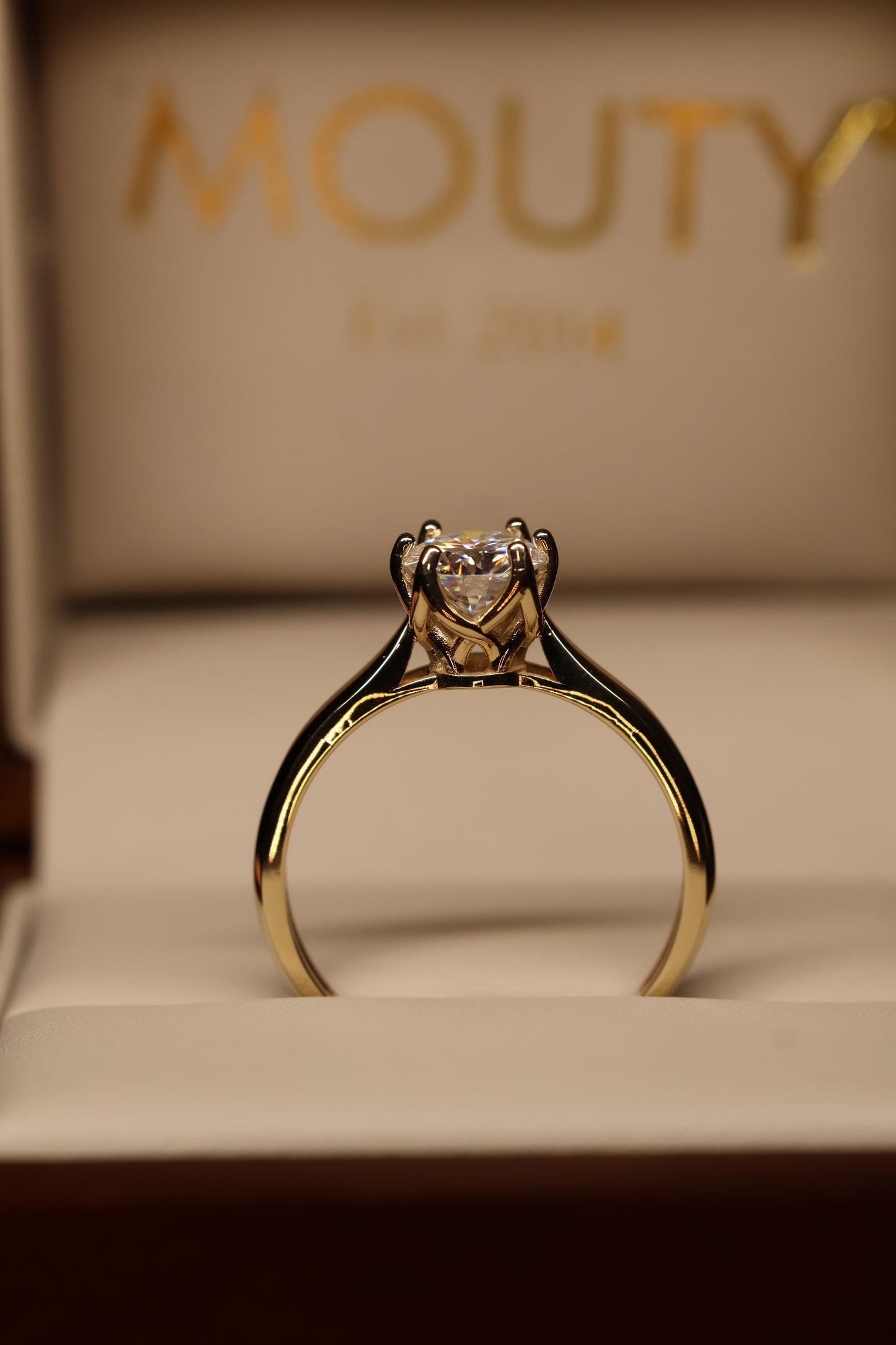 Anillo Briana en Oro Amarillo 10k 1cts con Moissanita GRA Modelo 15893