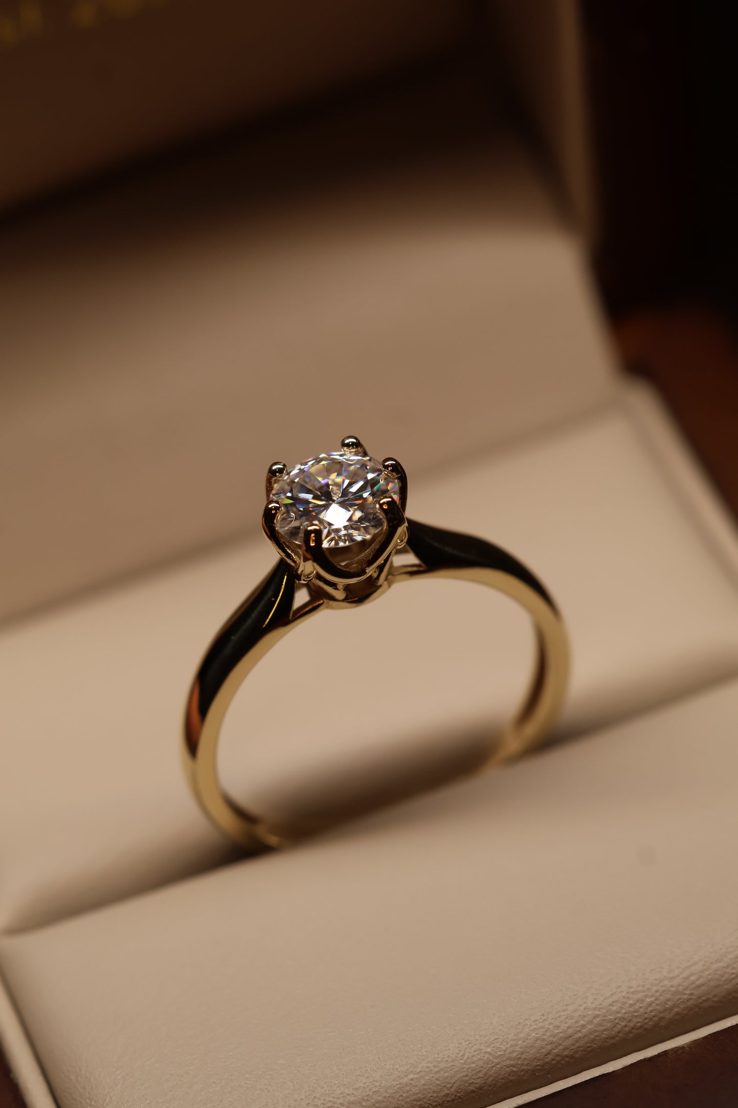 Anillo Briana en Oro Amarillo 10k 1cts con Moissanita GRA Modelo 15893